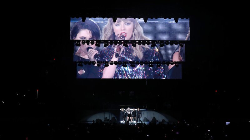 Taylor Swift — December 7 - B96 Pepsi Jingle Bash — photo 33