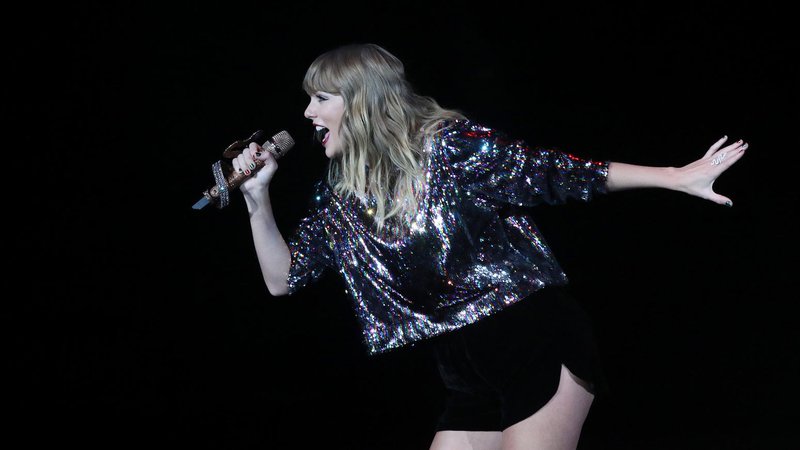 Taylor Swift — December 7 - B96 Pepsi Jingle Bash — photo 34