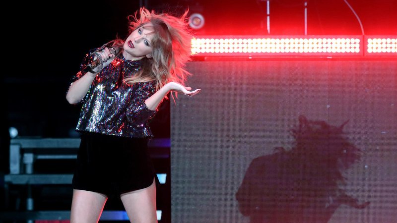Taylor Swift — December 7 - B96 Pepsi Jingle Bash — photo 35
