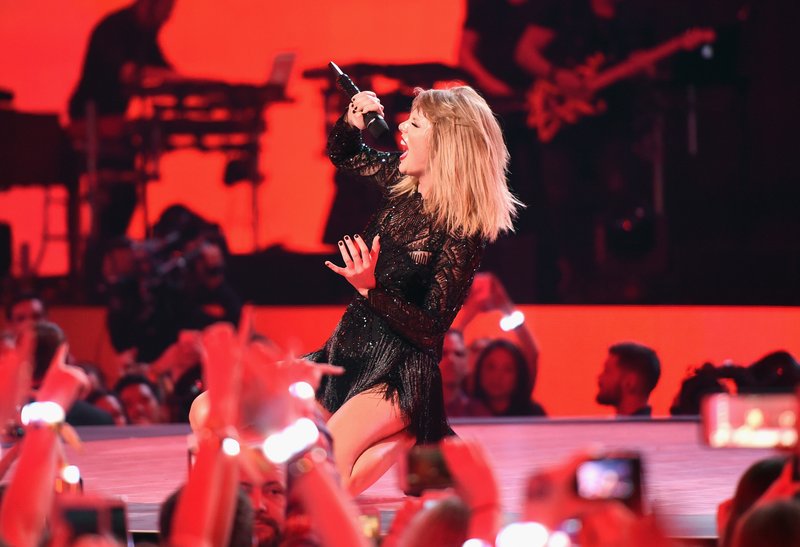 Taylor Swift — February 4 - Super Saturday Night — photo 4