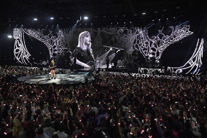 Taylor Swift — February 4 - Super Saturday Night — photo 5