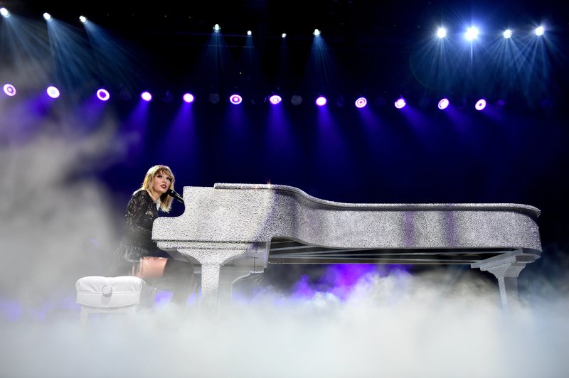 Taylor Swift — February 4 - Super Saturday Night — photo 14