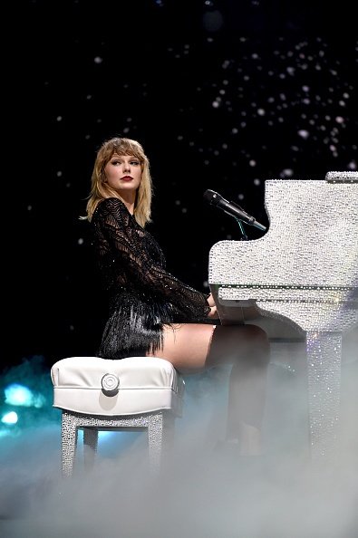 Taylor Swift — February 4 - Super Saturday Night — photo 15