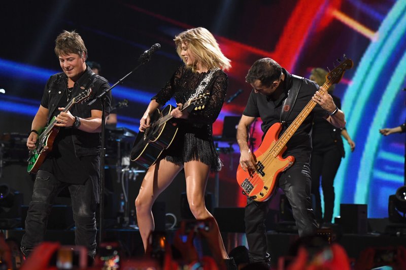 Taylor Swift — February 4 - Super Saturday Night — photo 21