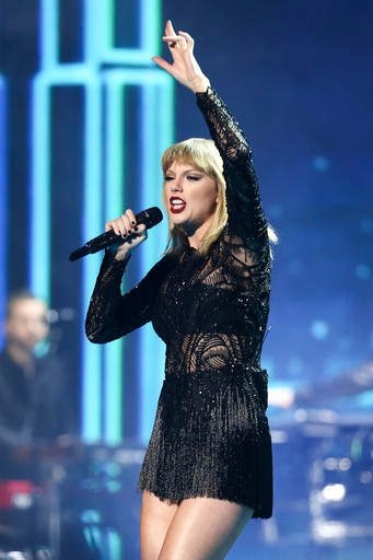Taylor Swift — February 4 - Super Saturday Night — photo 36
