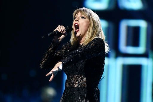 Taylor Swift — February 4 - Super Saturday Night — photo 56