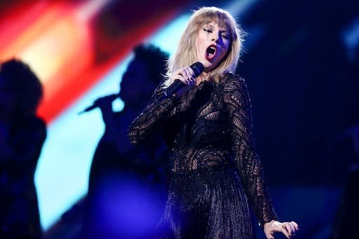 Taylor Swift — February 4 - Super Saturday Night — photo 85