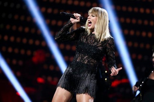 Taylor Swift — February 4 - Super Saturday Night — photo 93