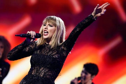 Taylor Swift — February 4 - Super Saturday Night — photo 100