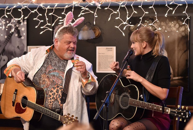 Taylor Swift — March 31 - Bluebird Cafe — photo 2