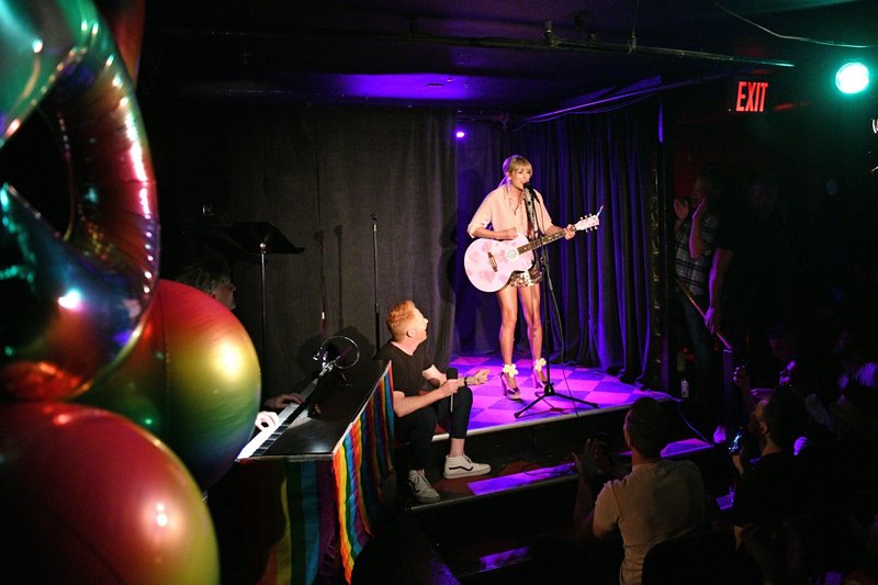 Taylor Swift — June 14 - AEG And Stonewall Inn Pride Celebration — photo 9