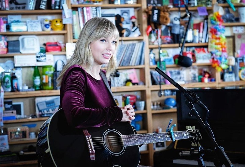 Taylor Swift — October 10 - Tiny Desk Concert — photo 2