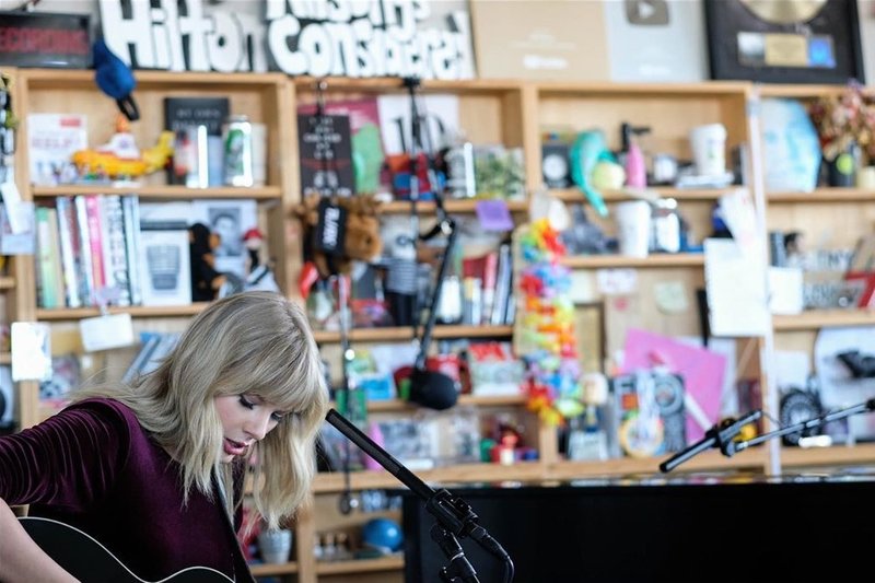 Taylor Swift — October 10 - Tiny Desk Concert — photo 3