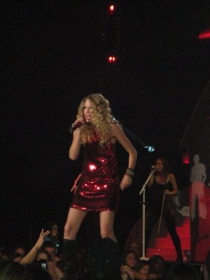 Taylor Swift — April 23 - Evansville, Indiana — photo 1