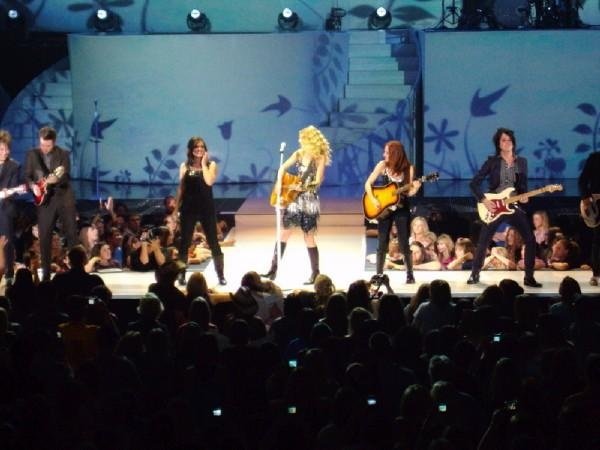 Taylor Swift — April 23 - Evansville, Indiana — photo 2