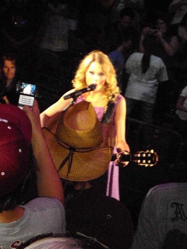 Taylor Swift — April 23 - Evansville, Indiana — photo 3