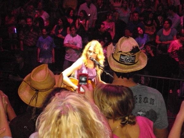 Taylor Swift — April 23 - Evansville, Indiana — photo 4