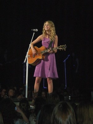 Taylor Swift — April 23 - Evansville, Indiana — photo 9