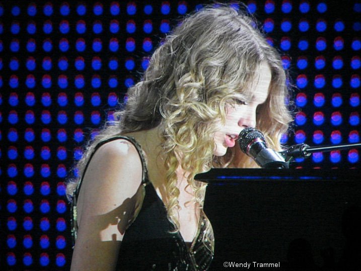 Taylor Swift — April 24 - Jonesboro, Arkansas — photo 1