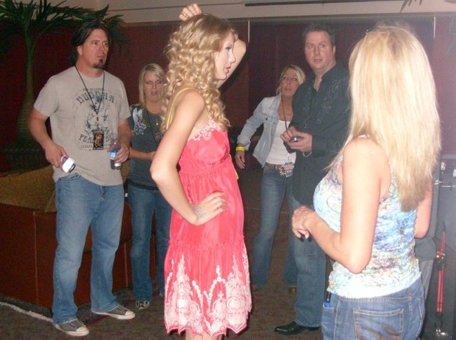 Taylor Swift — April 24 - Jonesboro, Arkansas — photo 2