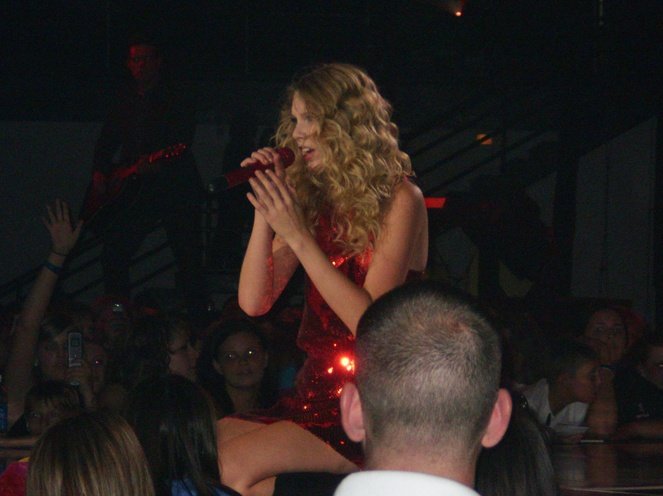 Taylor Swift — April 24 - Jonesboro, Arkansas — photo 12