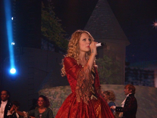 Taylor Swift — April 24 - Jonesboro, Arkansas — photo 15