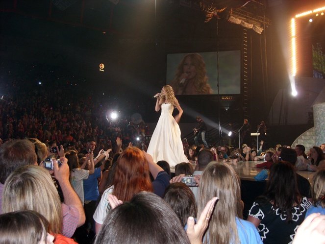 Taylor Swift — April 24 - Jonesboro, Arkansas — photo 16