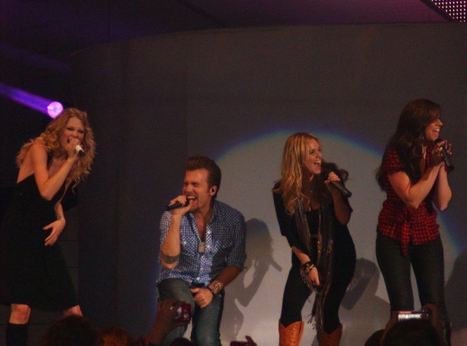 Taylor Swift — April 24 - Jonesboro, Arkansas — photo 21