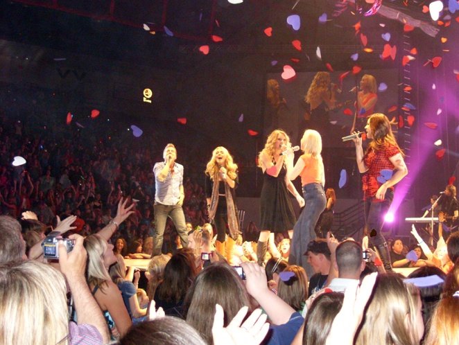 Taylor Swift — April 24 - Jonesboro, Arkansas — photo 22