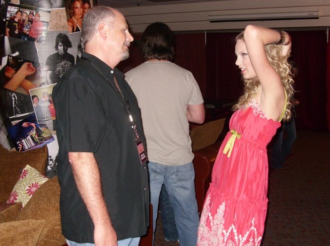 Taylor Swift — April 24 - Jonesboro, Arkansas — photo 31