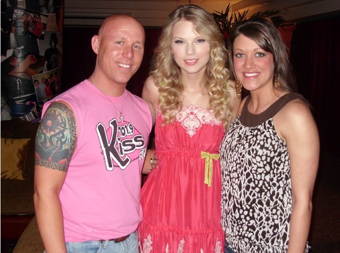 Taylor Swift — April 24 - Jonesboro, Arkansas — photo 35