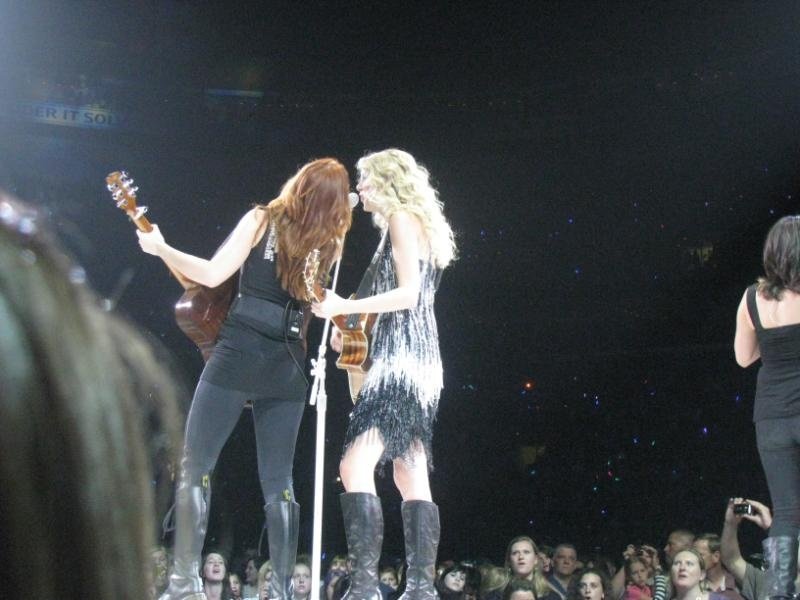 Taylor Swift — April 25 - St. Louis, Missouri — photo 35