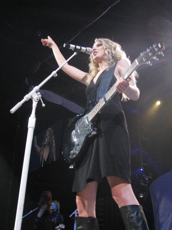 Taylor Swift — April 25 - St. Louis, Missouri — photo 36
