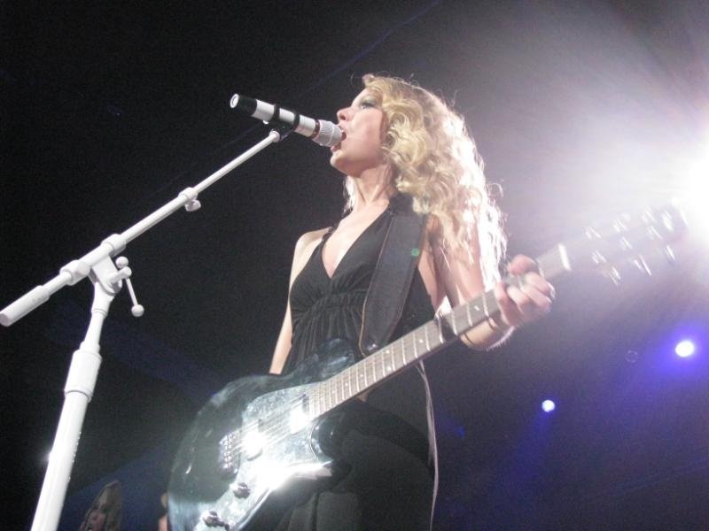 Taylor Swift — April 25 - St. Louis, Missouri — photo 37