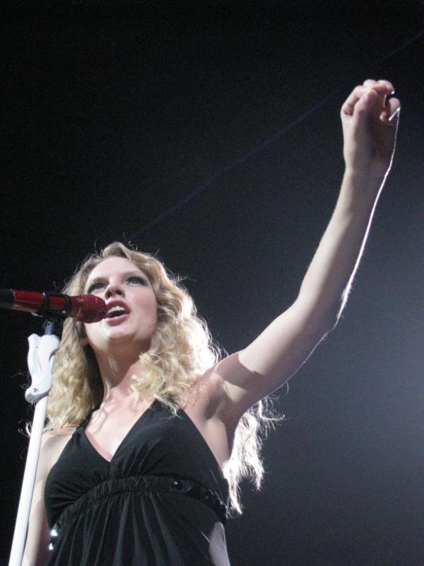 Taylor Swift — April 25 - St. Louis, Missouri — photo 43