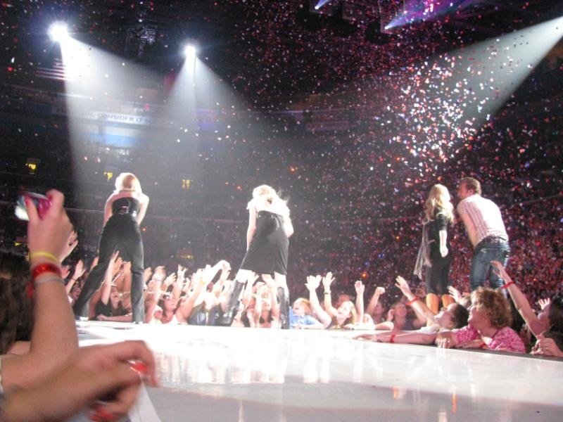 Taylor Swift — April 25 - St. Louis, Missouri — photo 51
