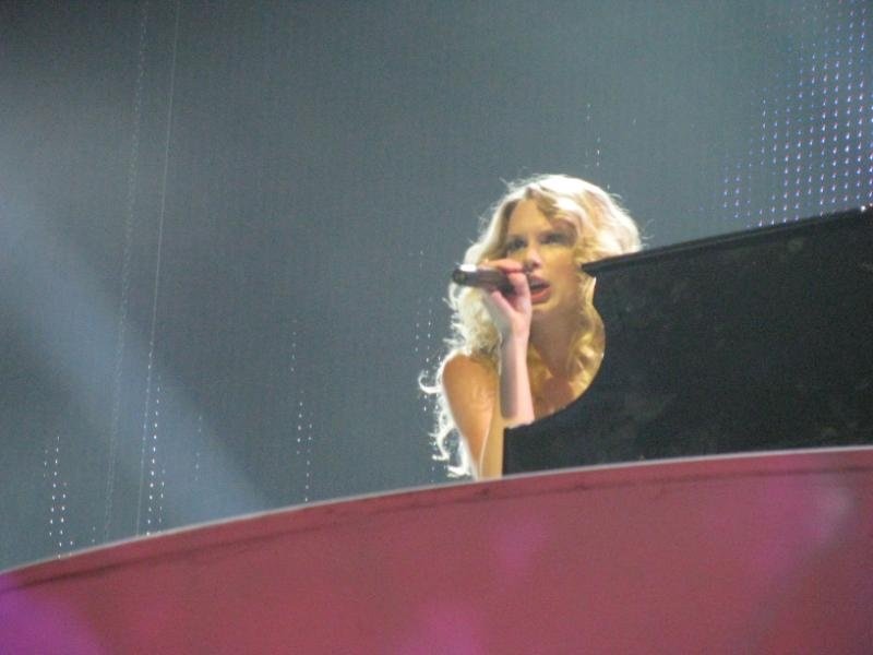 Taylor Swift — April 25 - St. Louis, Missouri — photo 74