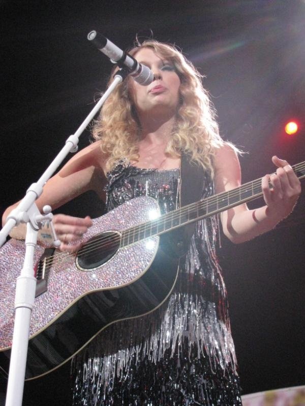 Taylor Swift — April 25 - St. Louis, Missouri — photo 170
