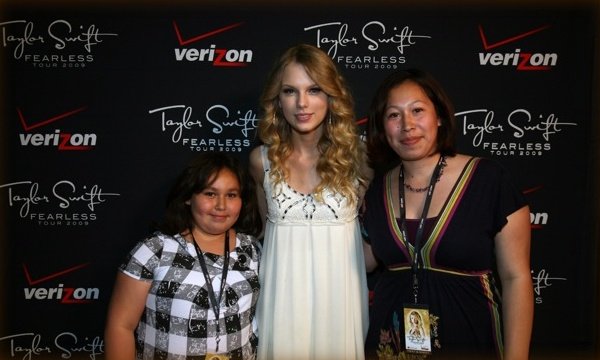 Taylor Swift — los angeles CA — photo 1