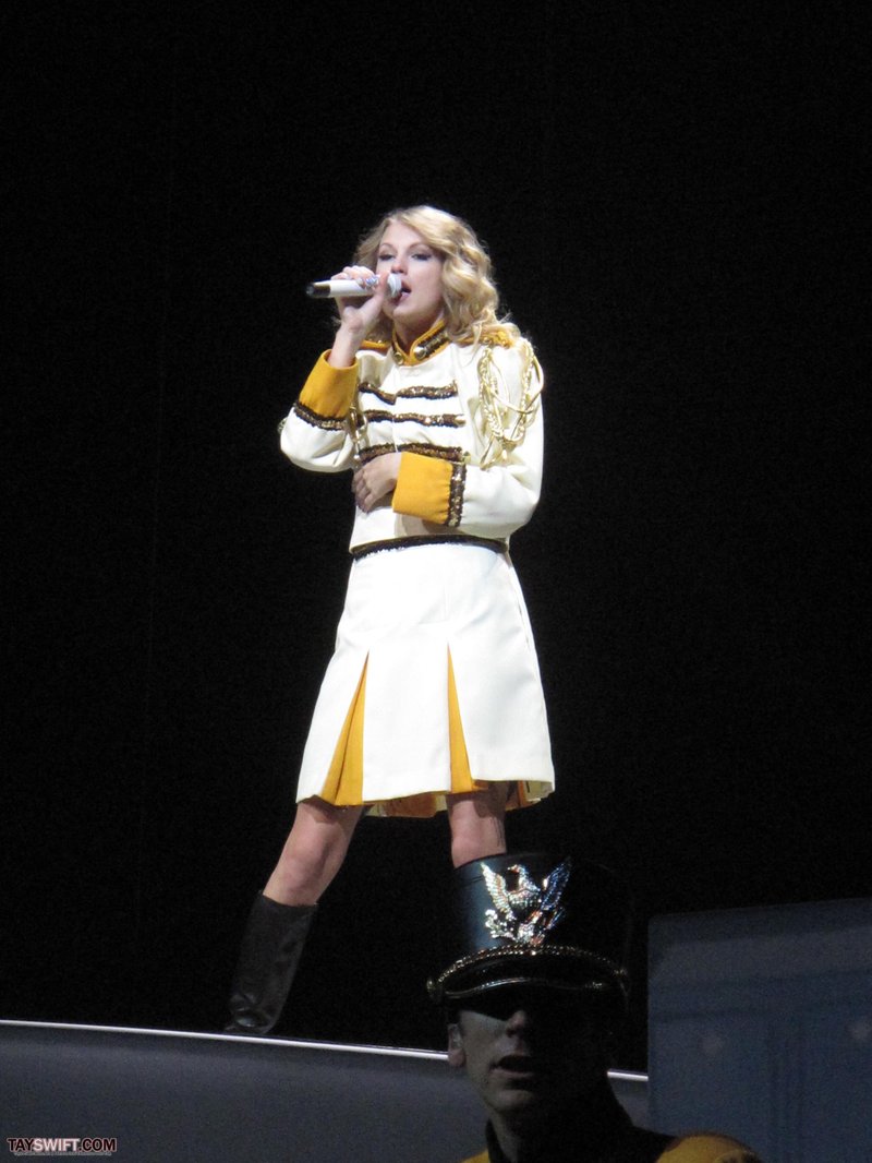 Taylor Swift — November 23 - London, United Kingdom — photo 4