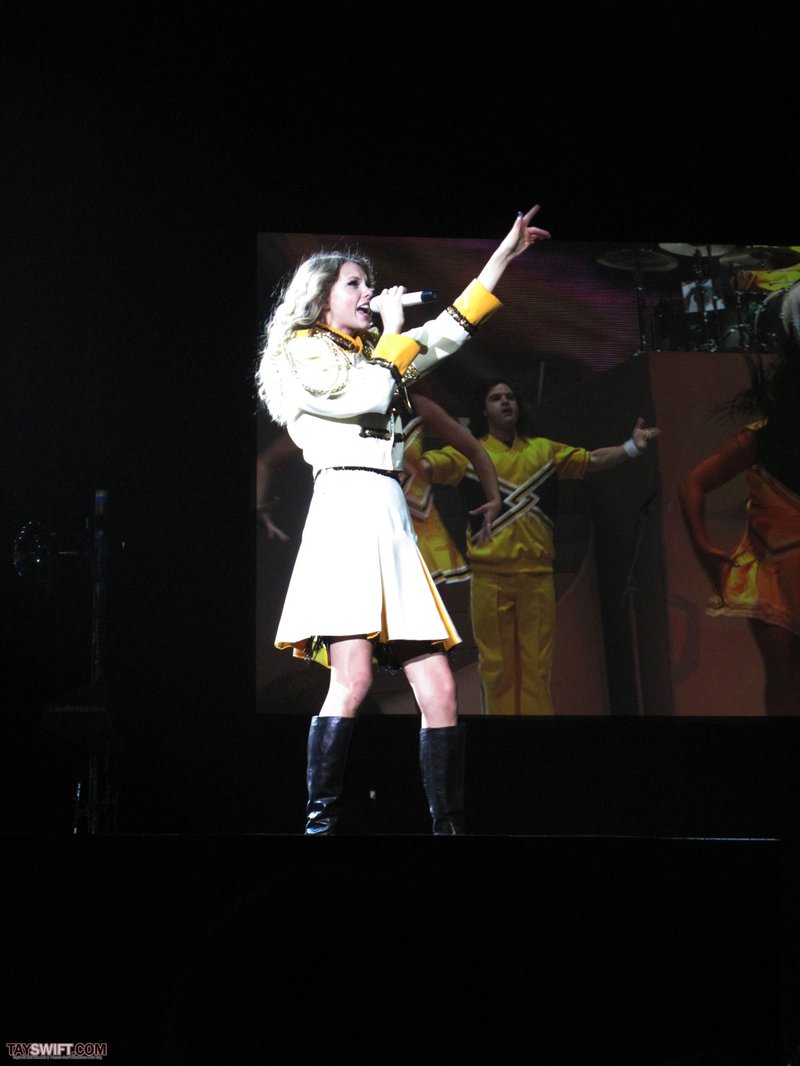 Taylor Swift — November 23 - London, United Kingdom — photo 6