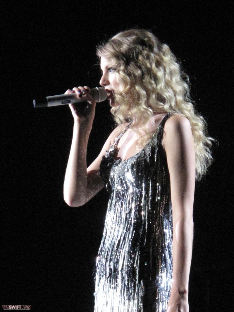 Taylor Swift — November 23 - London, United Kingdom — photo 13