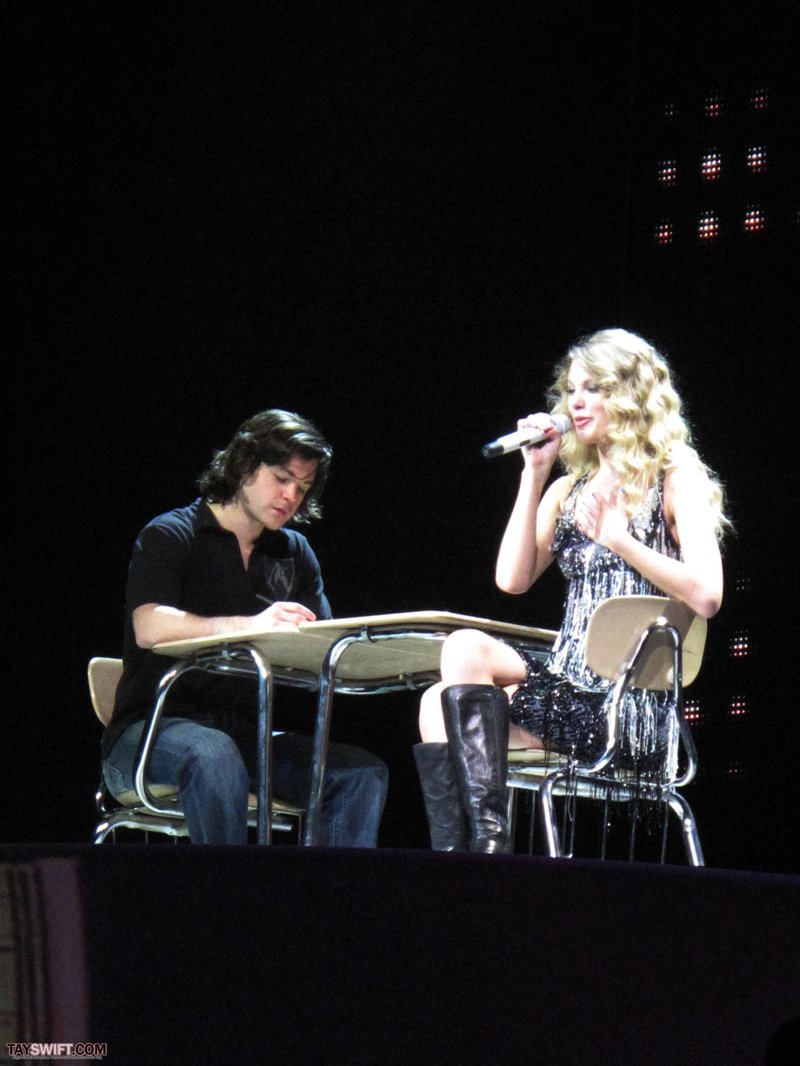 Taylor Swift — November 23 - London, United Kingdom — photo 15