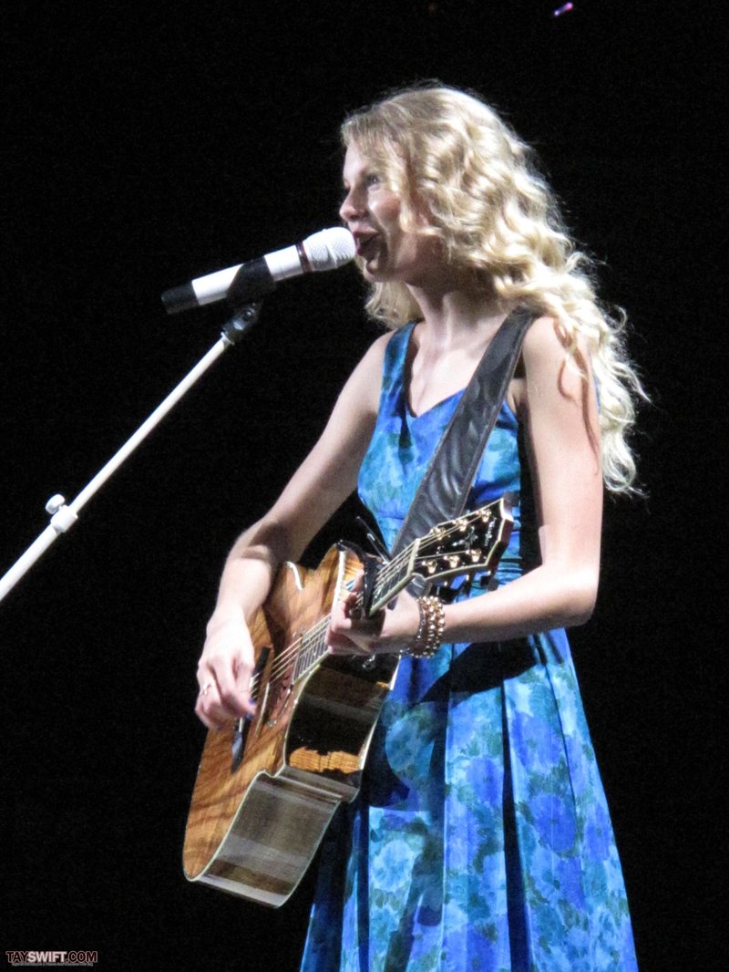 Taylor Swift — November 23 - London, United Kingdom — photo 18