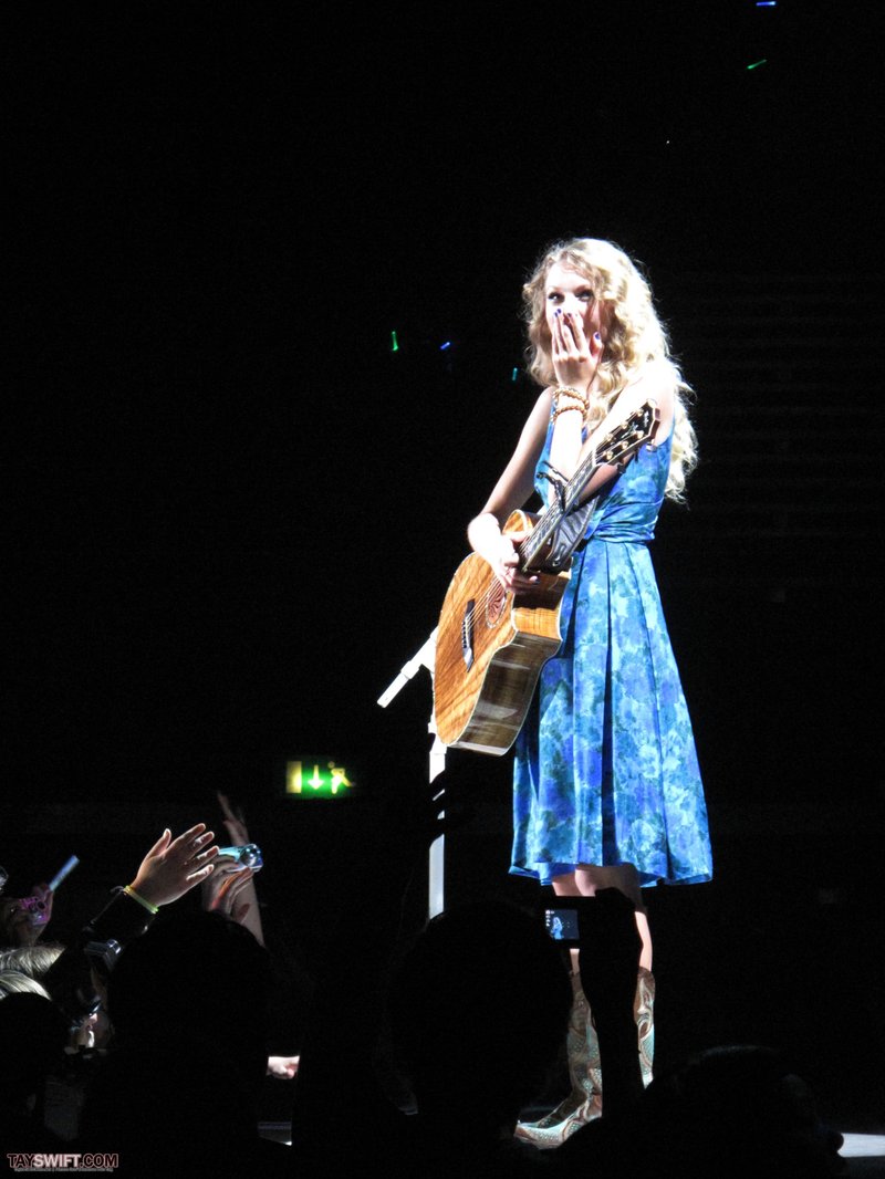 Taylor Swift — November 23 - London, United Kingdom — photo 19