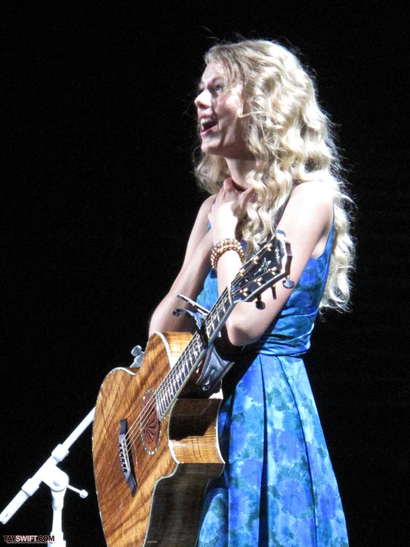 Taylor Swift — November 23 - London, United Kingdom — photo 20