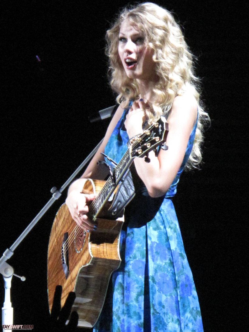 Taylor Swift — November 23 - London, United Kingdom — photo 21