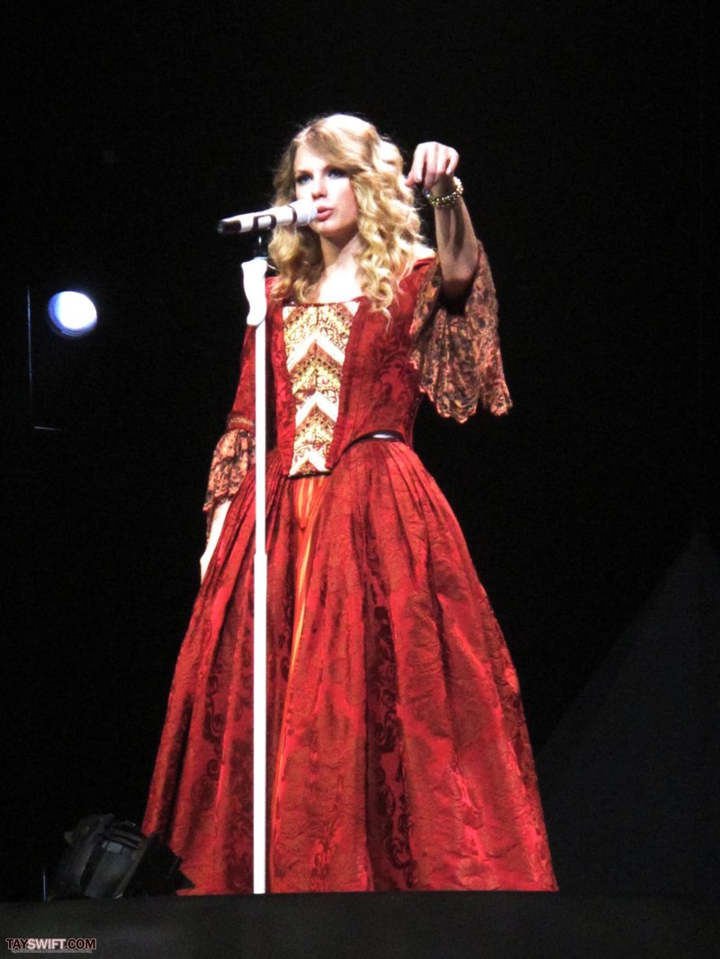 Taylor Swift — November 23 - London, United Kingdom — photo 22