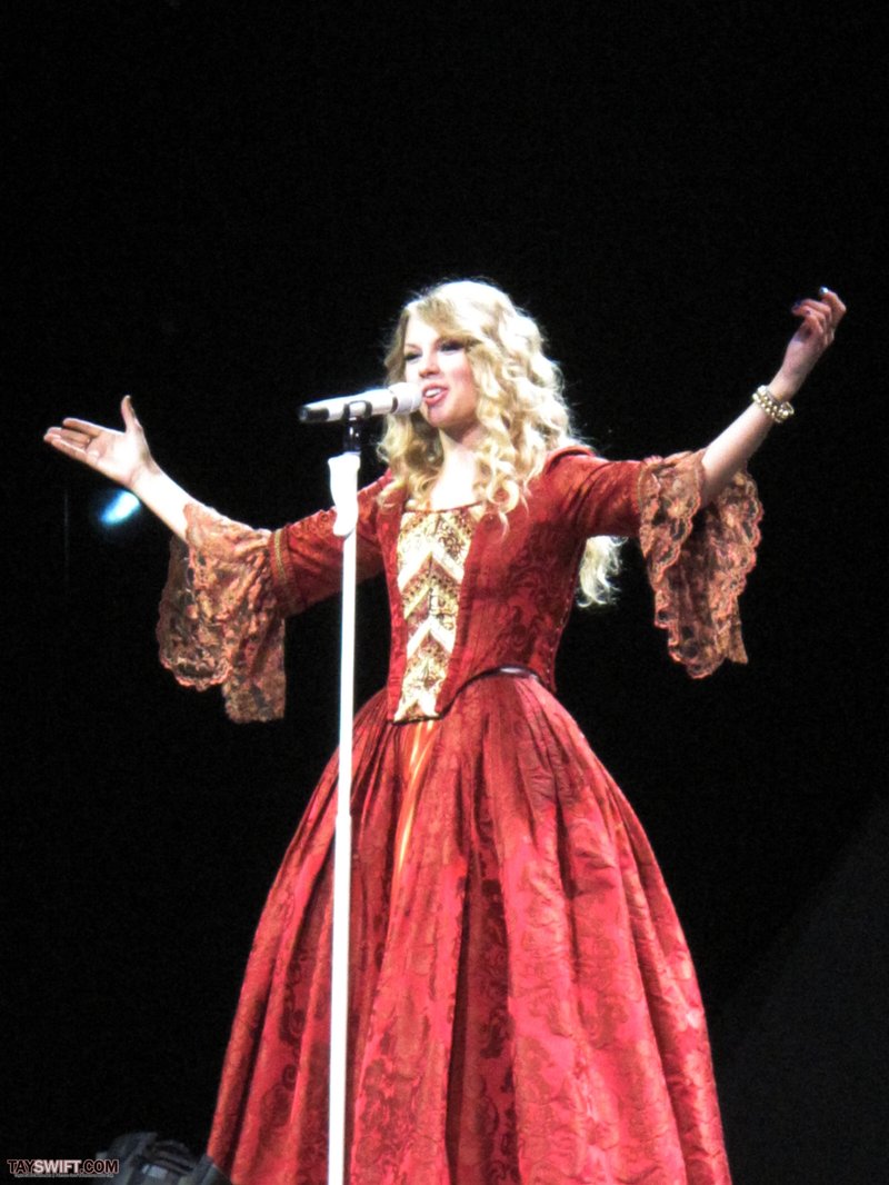 Taylor Swift — November 23 - London, United Kingdom — photo 23