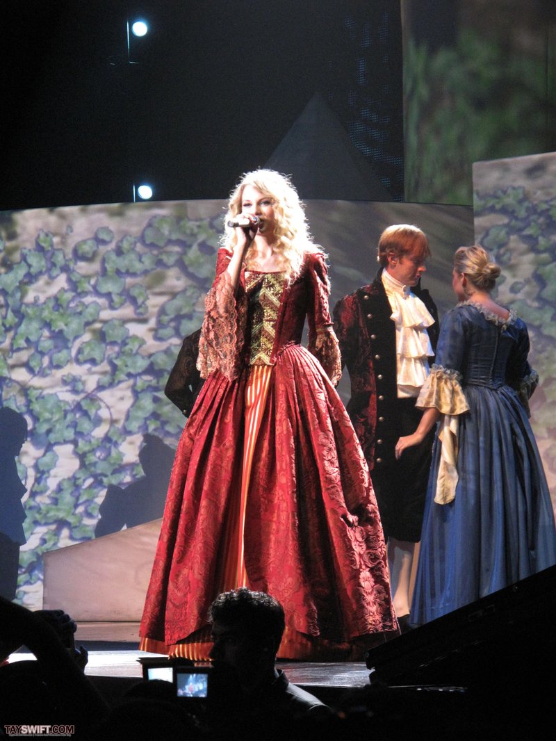Taylor Swift — November 23 - London, United Kingdom — photo 24